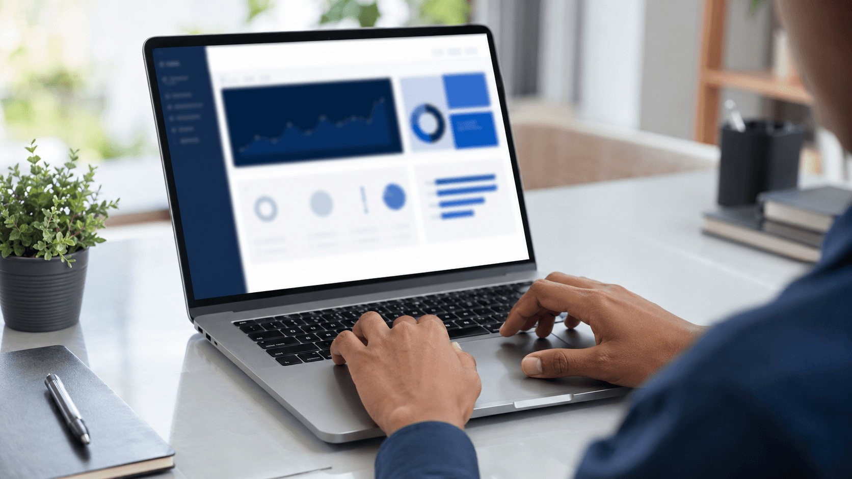Profissional consultando informações em ambiente seguro
