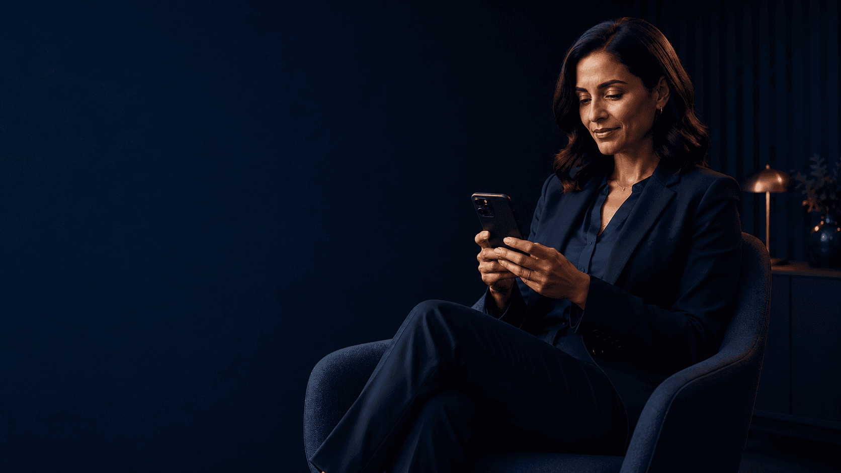 Profissional utilizando o celular para acompanhar uma proposta financeira
