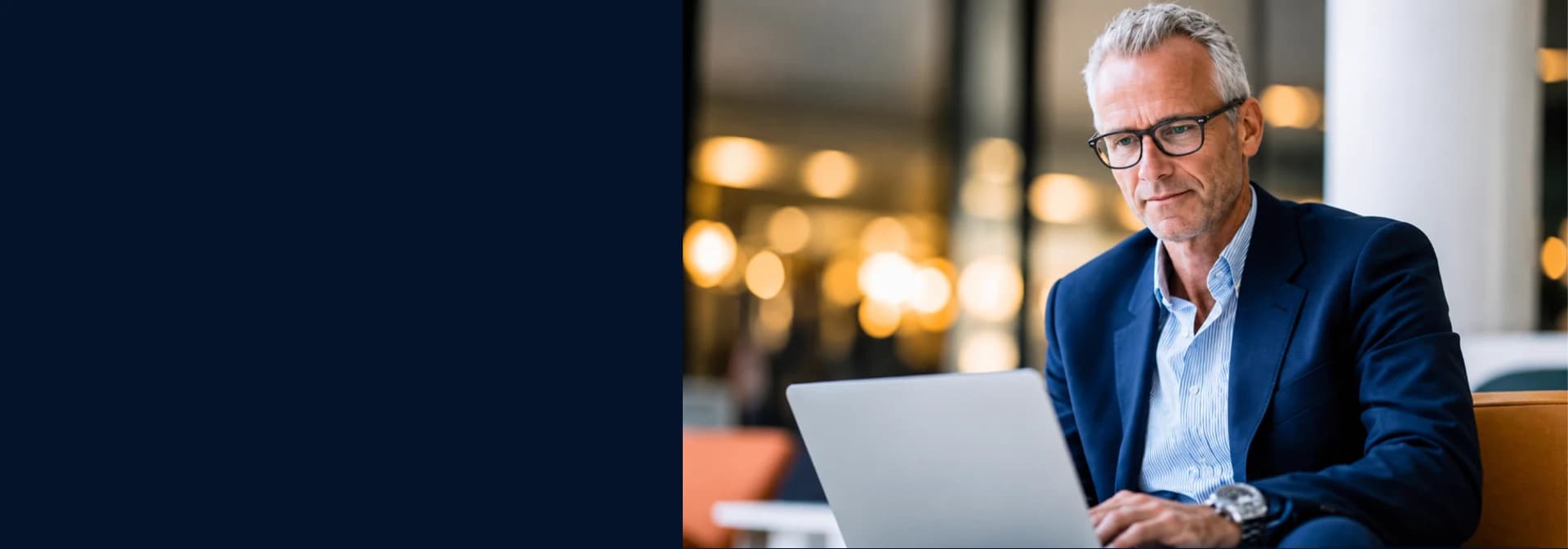 Profissional analisando investimentos em notebook em ambiente corporativo