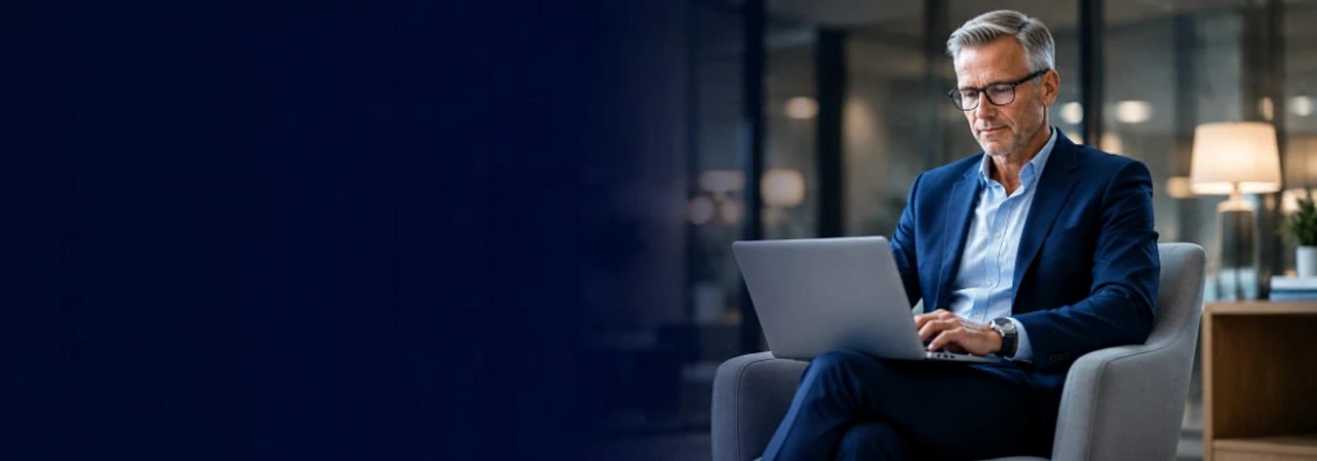 Profissional analisando investimentos em notebook em ambiente corporativo