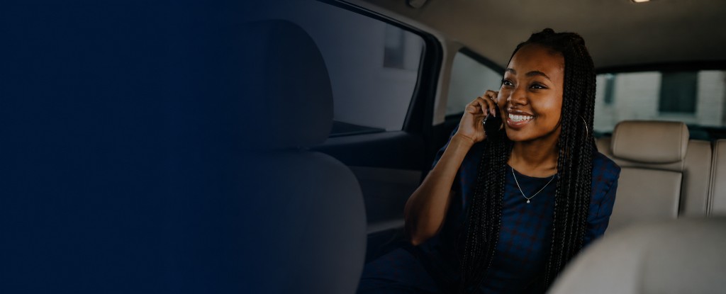 Mulher profissional conversando ao telefone em ambiente corporativo